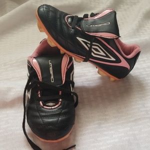 Umbro little girls black and pink soccer shoes 12K